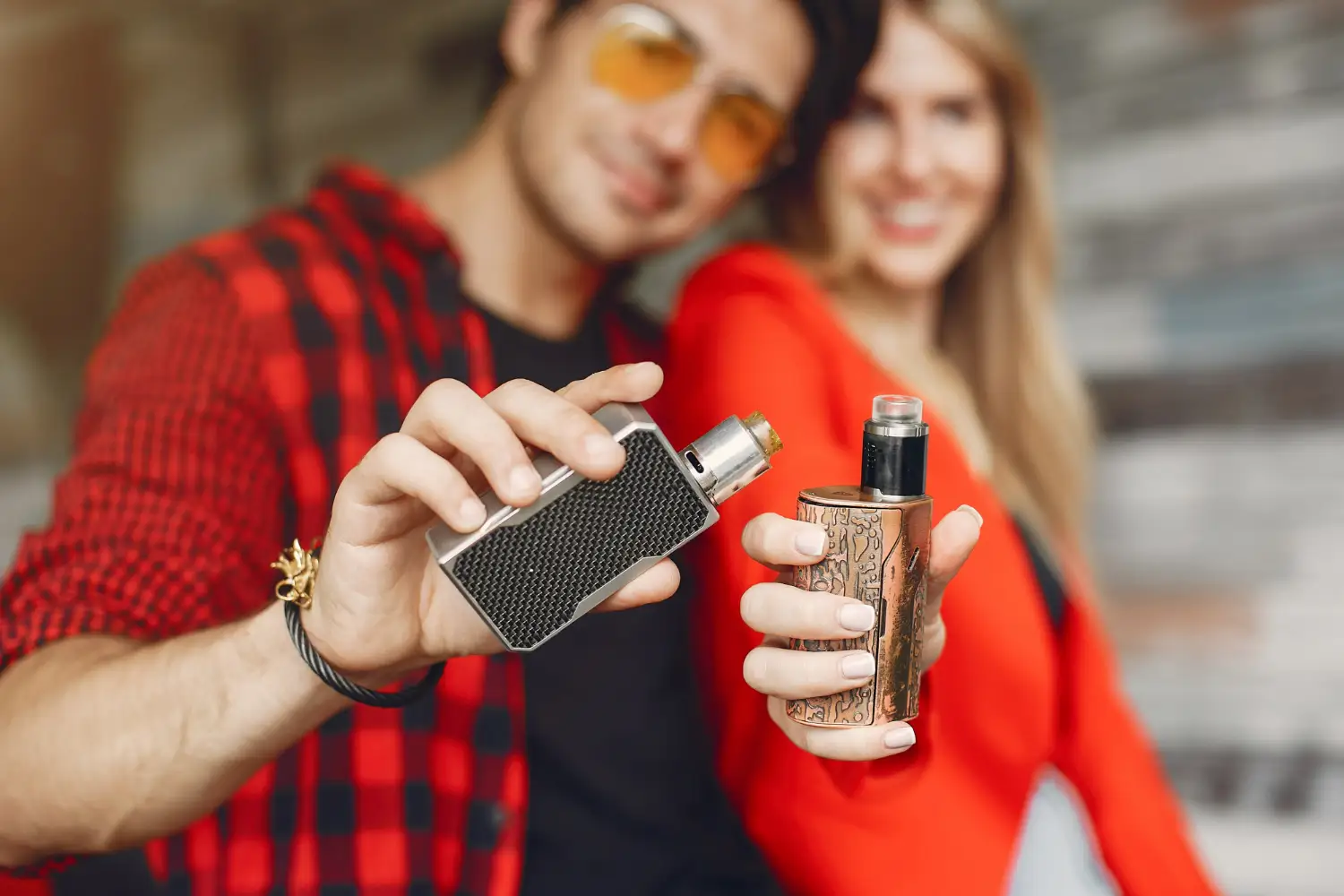 dos chicos muestran vaper