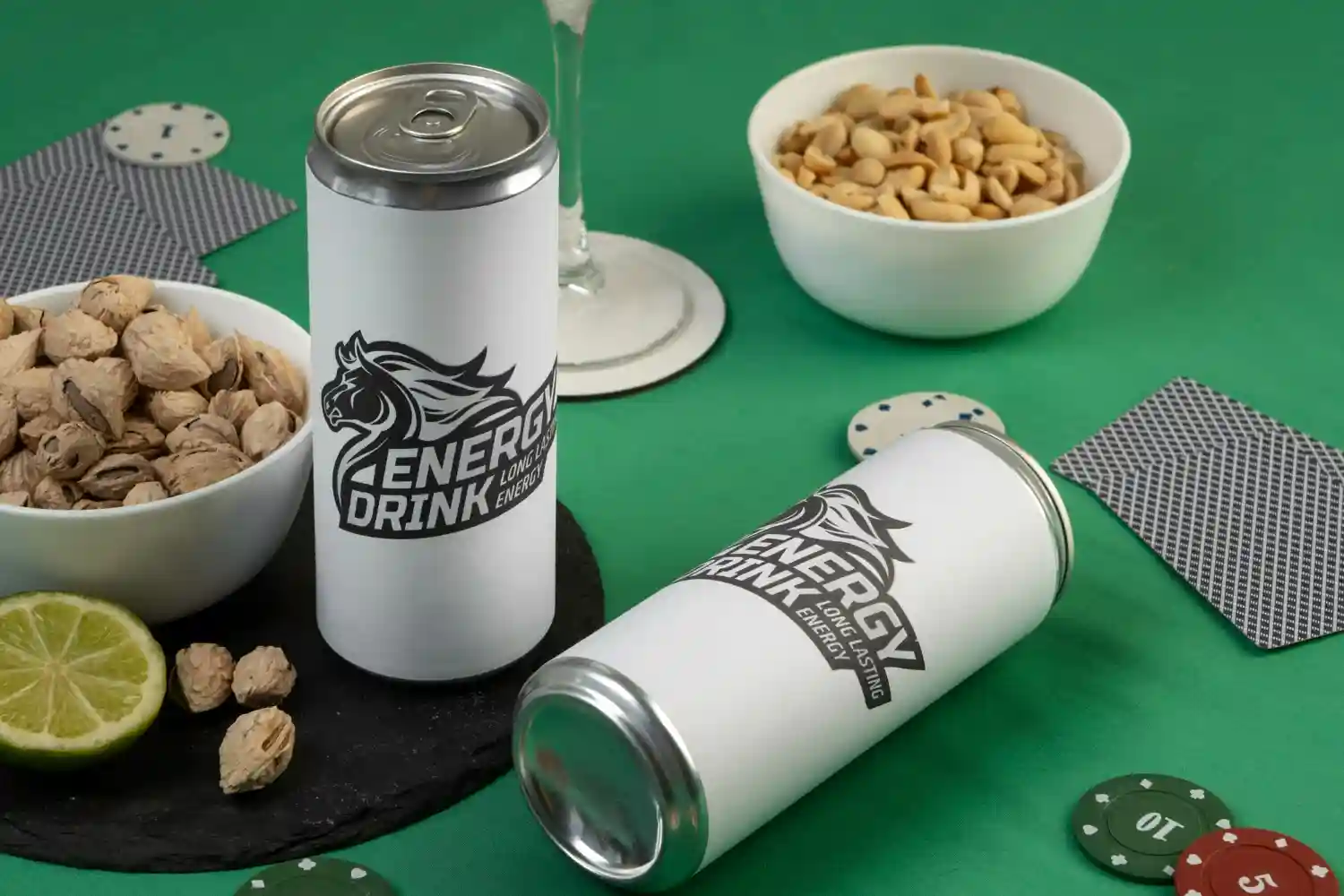 dos latas de bebidas energeticas