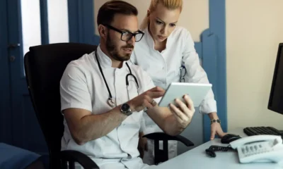 dos medicos mirando cosas en una tablet