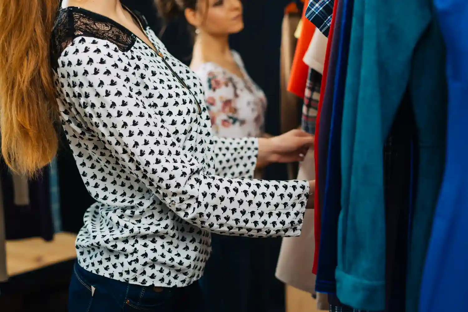 dos mujeres compran en una tienda inditex