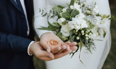 dos novios con boquet y anillos