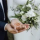dos novios con boquet y anillos