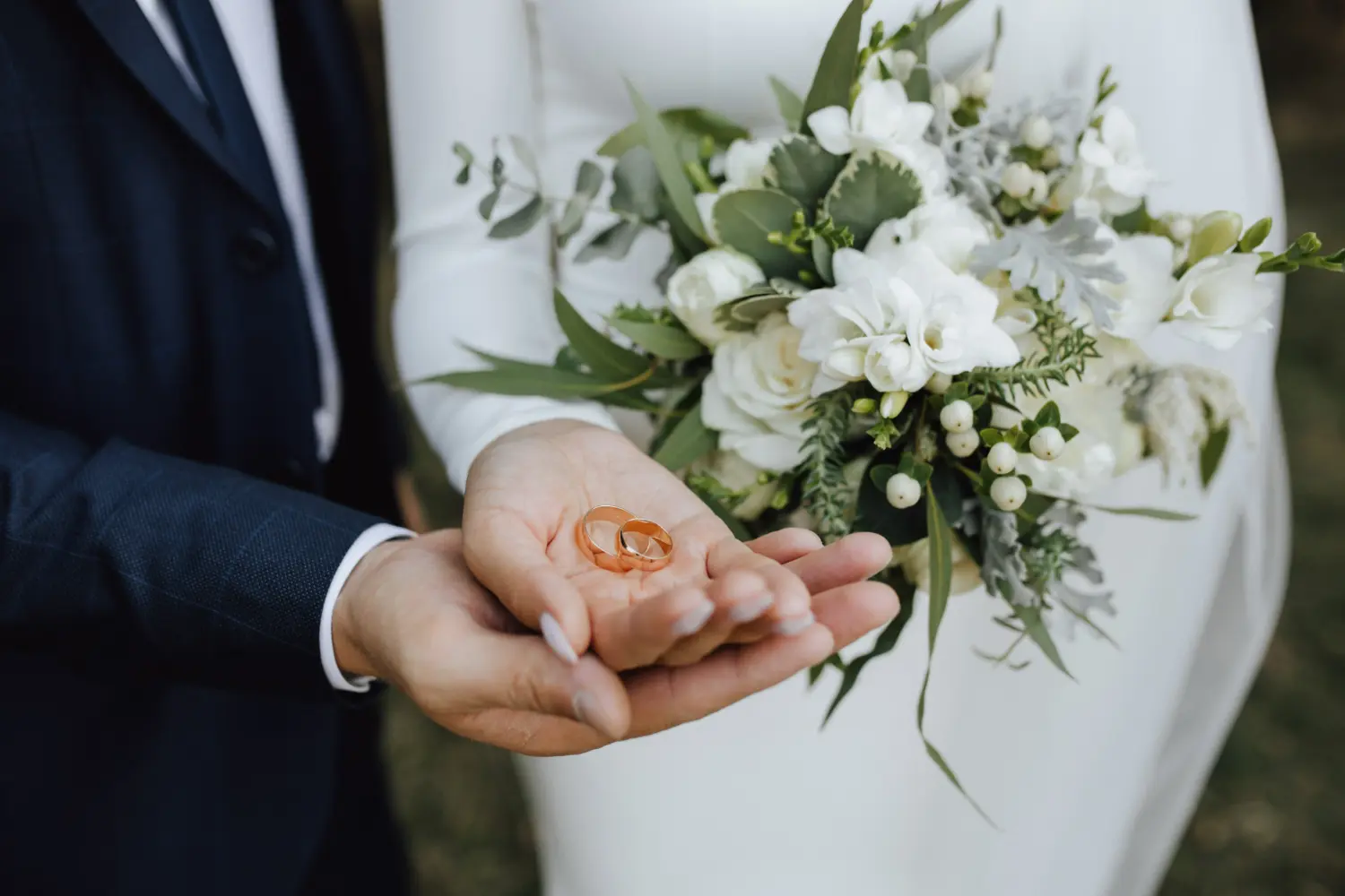 dos novios con boquet y anillos
