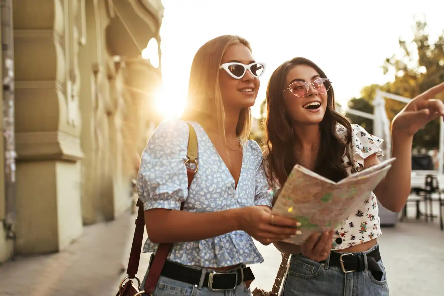 dos turistas jovenes con mapa