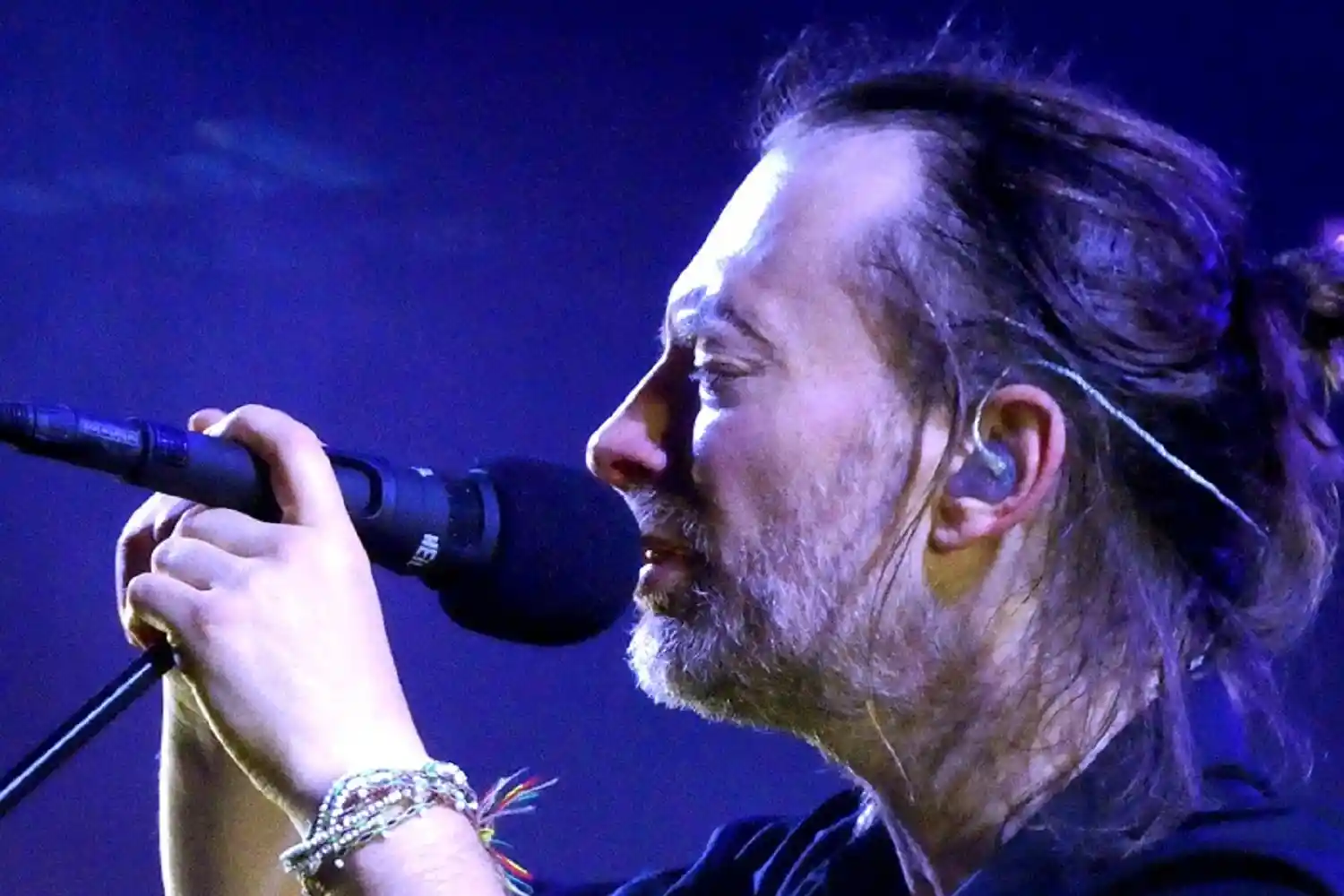 el cantante de radiohead en un live