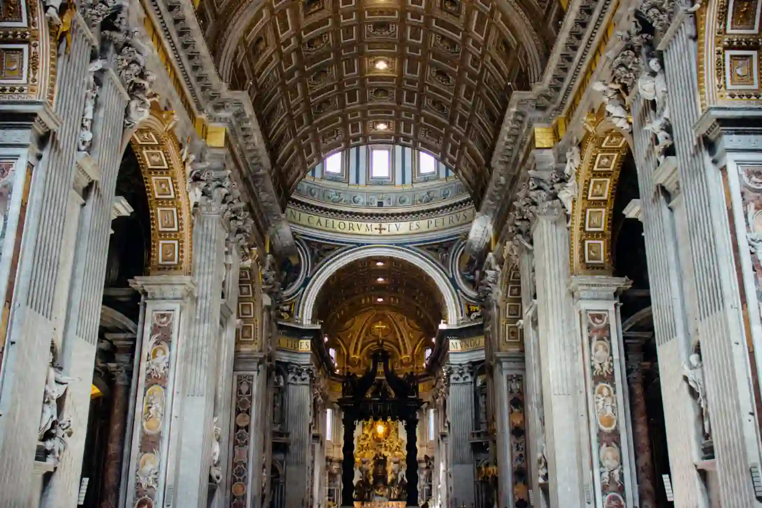 el interior de la basilica de san pedro en roma