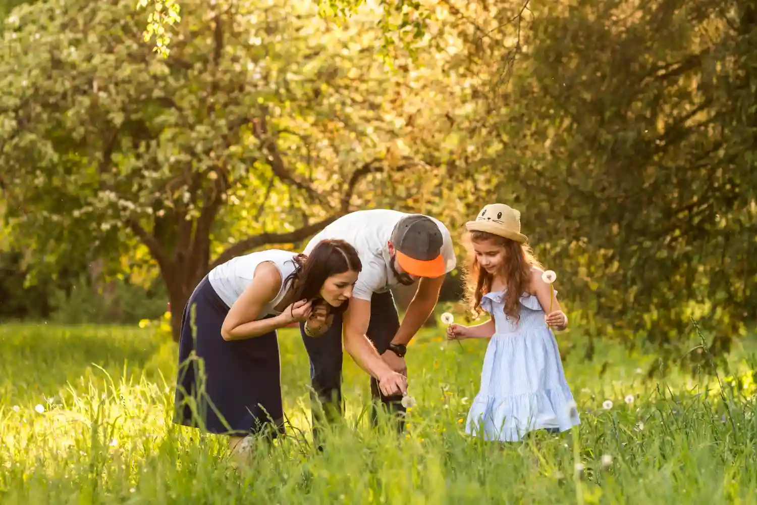 familia en un parque verde con flores