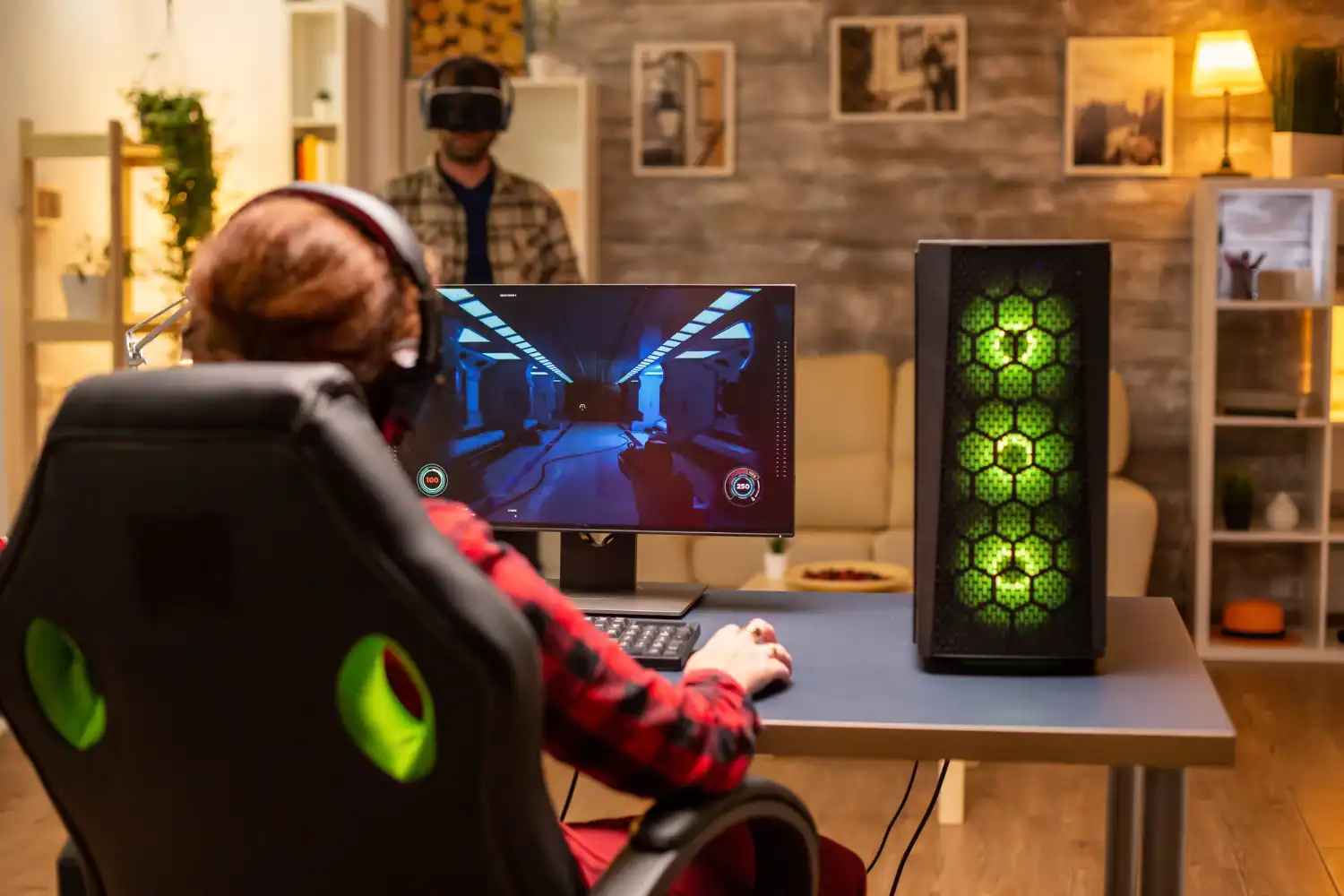 gamer delante de un juego de EA