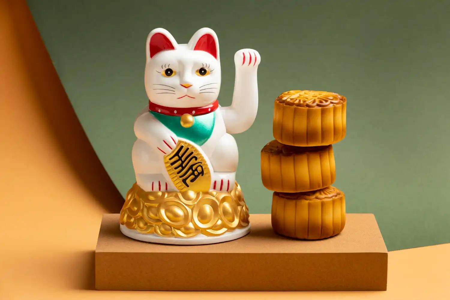 gato de la suerte japones con galletas