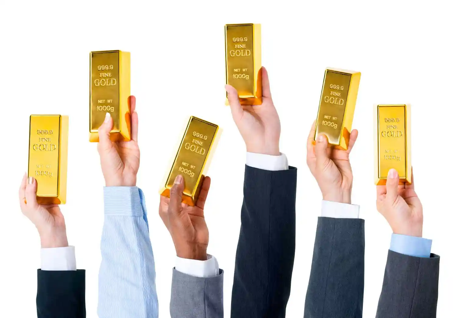 gente teniendo en mano lingotes de oro