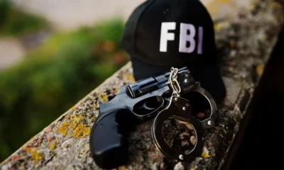 gorra fbi con pistola y esposas