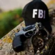 gorra fbi con pistola y esposas