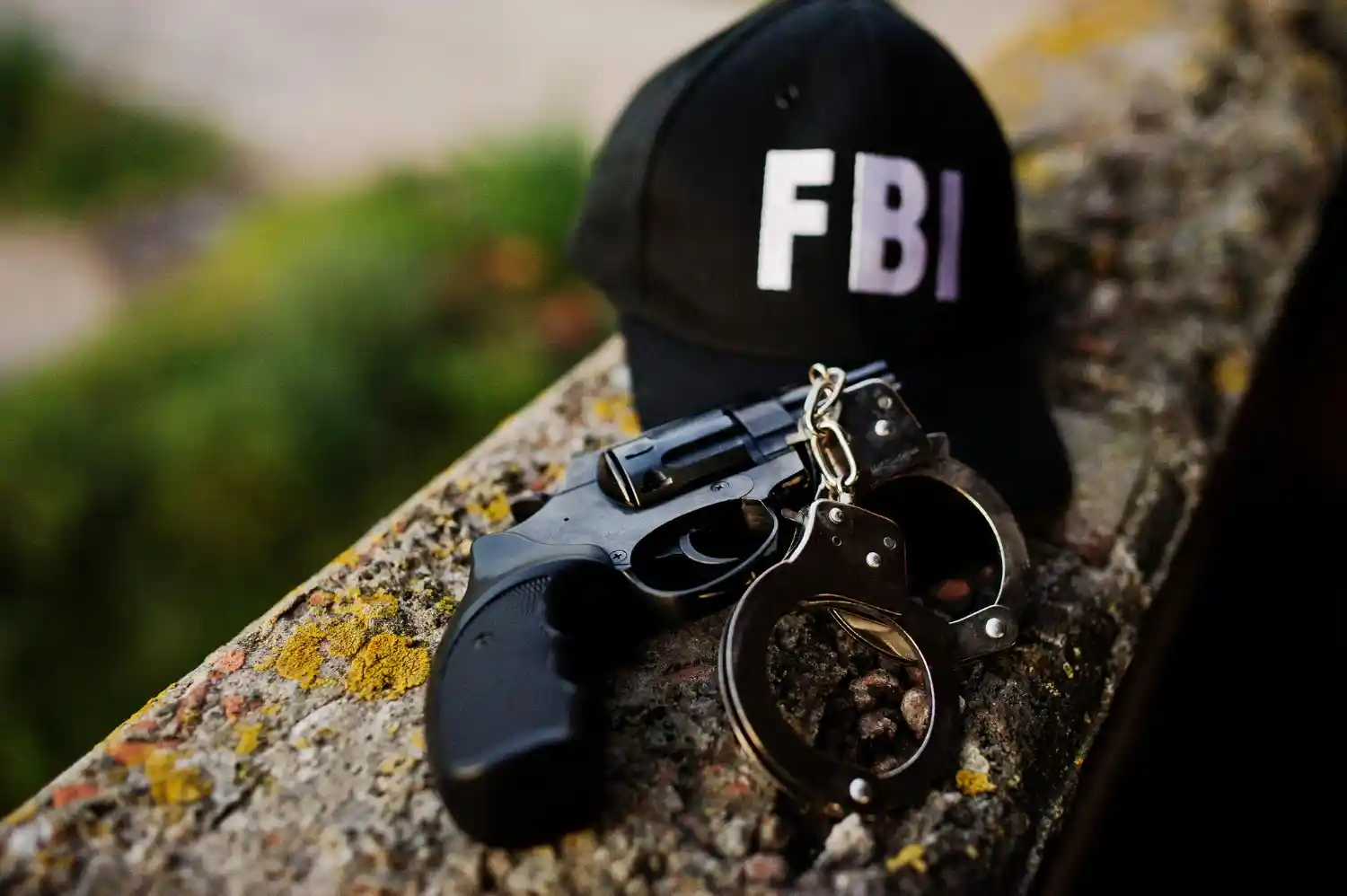 gorra fbi con pistola y esposas