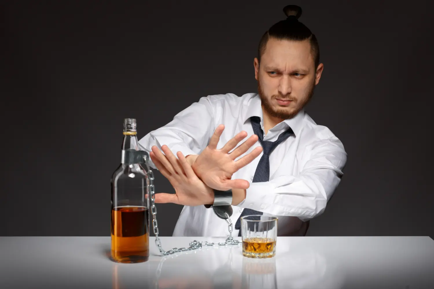hombre con coleta intenta dejar el alcohol