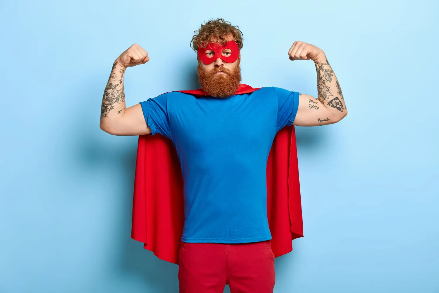 hombre disfrazado de superheroe marvel