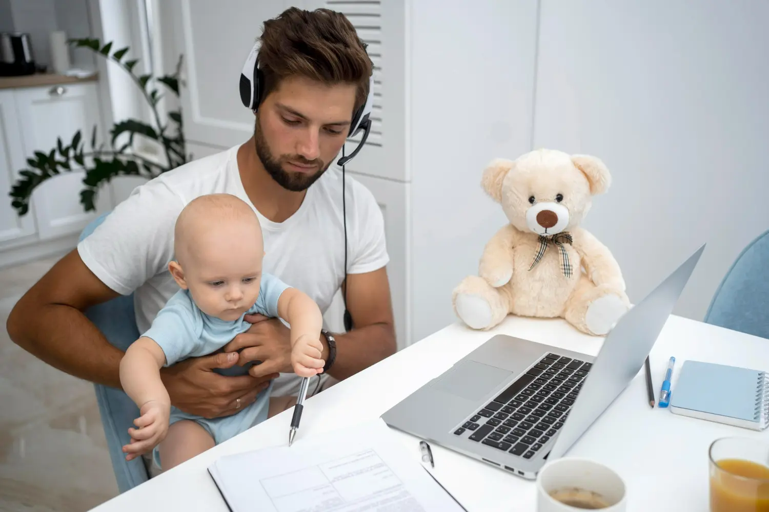 hombre disfruta del nuevo permiso de paternidad