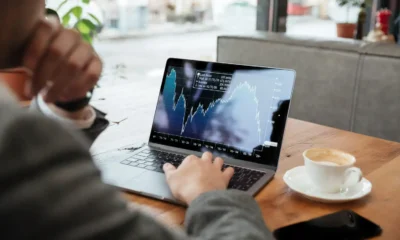 hombre trader usando Tarillium.com