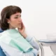 joven mujer con Rechazo implante
