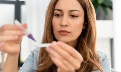 joven mujer mientras realiza test de embarazo
