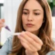 joven mujer mientras realiza test de embarazo