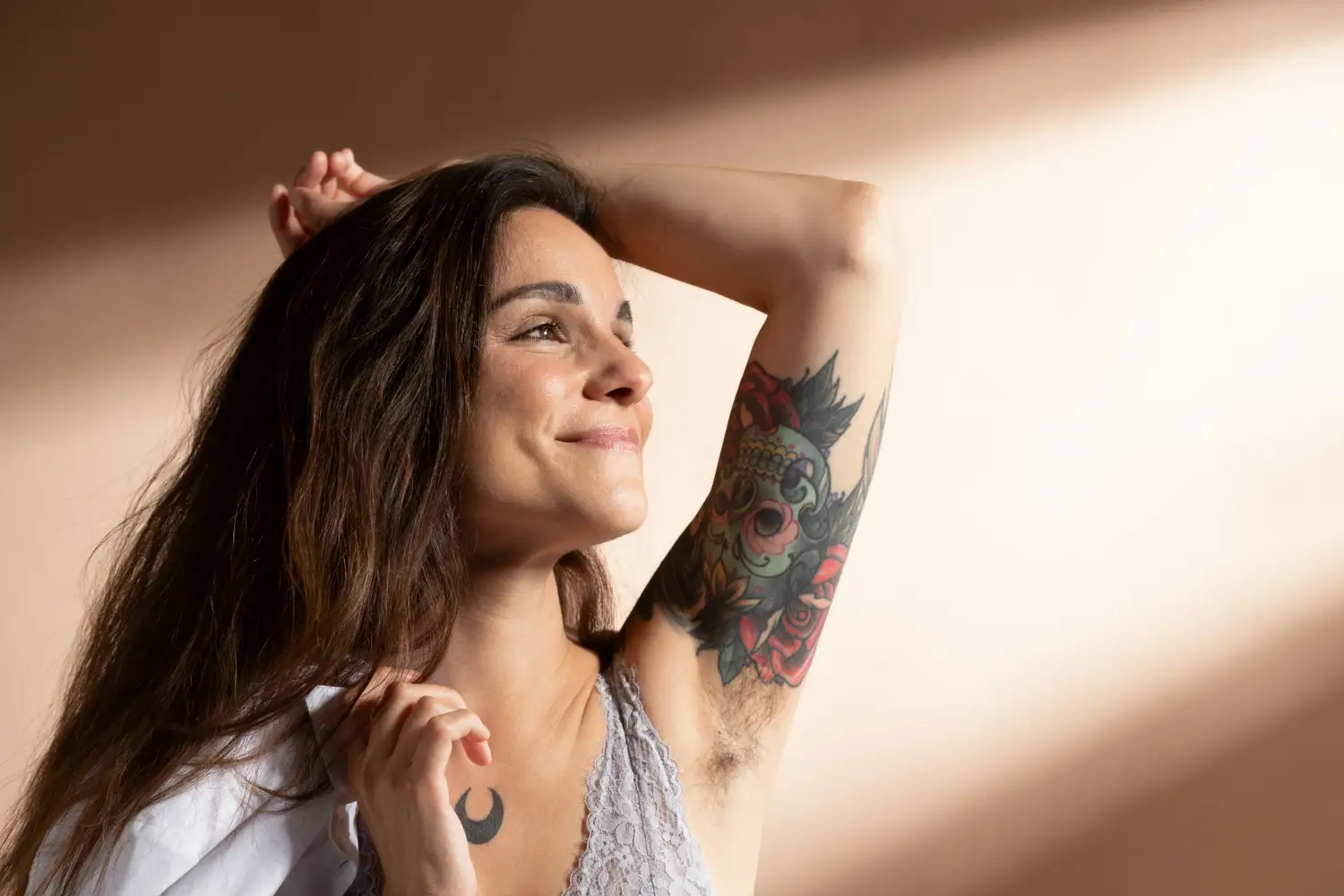 joven mujer muestra sus tatuajes