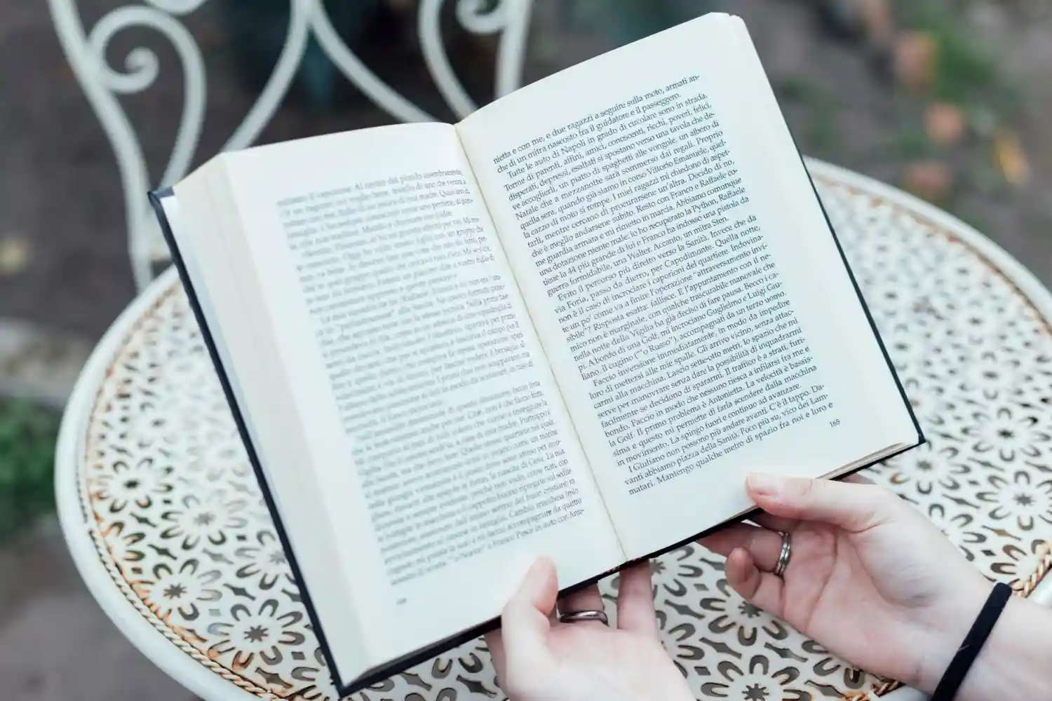 libro de ala triste abierto
