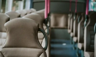 los asientos dentro de un autobus