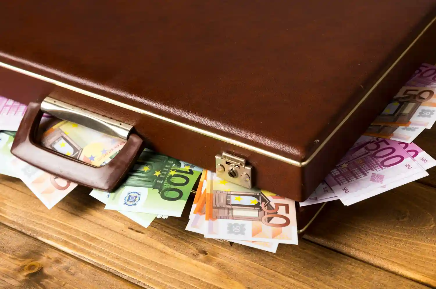 maletin lleno de dinero euros