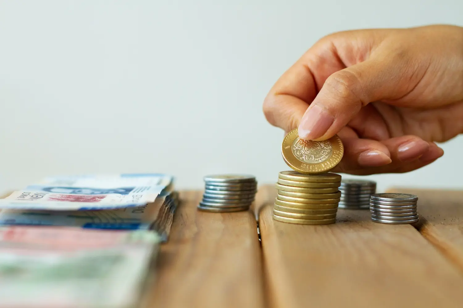 mano amontonando euros en una mesa