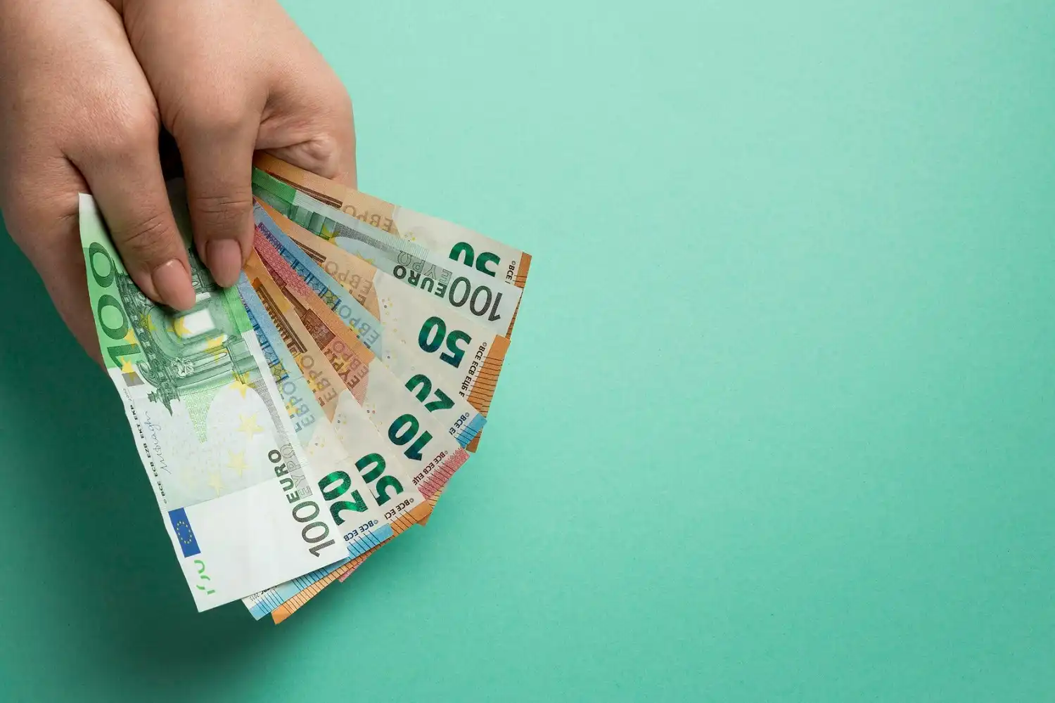 manos de mujer con dinero en euros