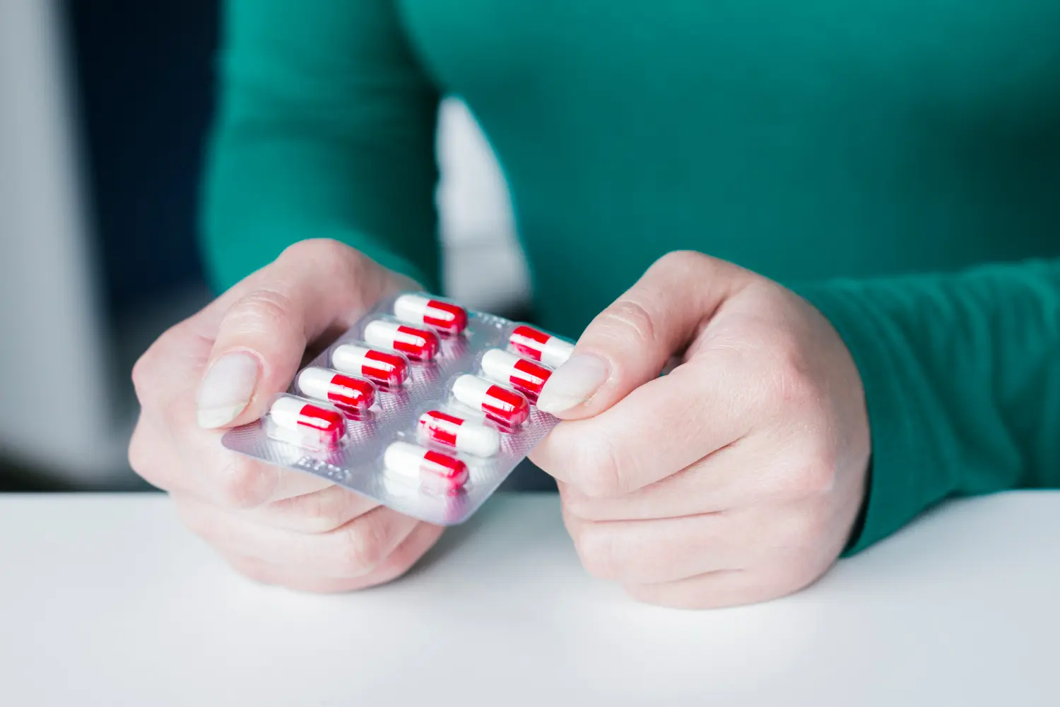 manos de mujer con pastillas de frenadol
