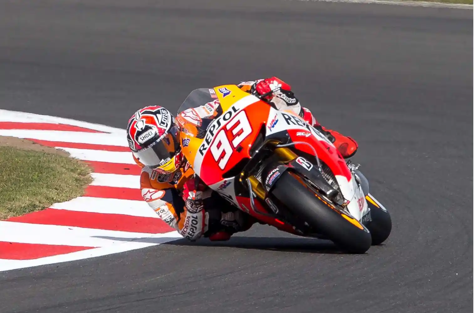 marc marquez en una curva del motogp