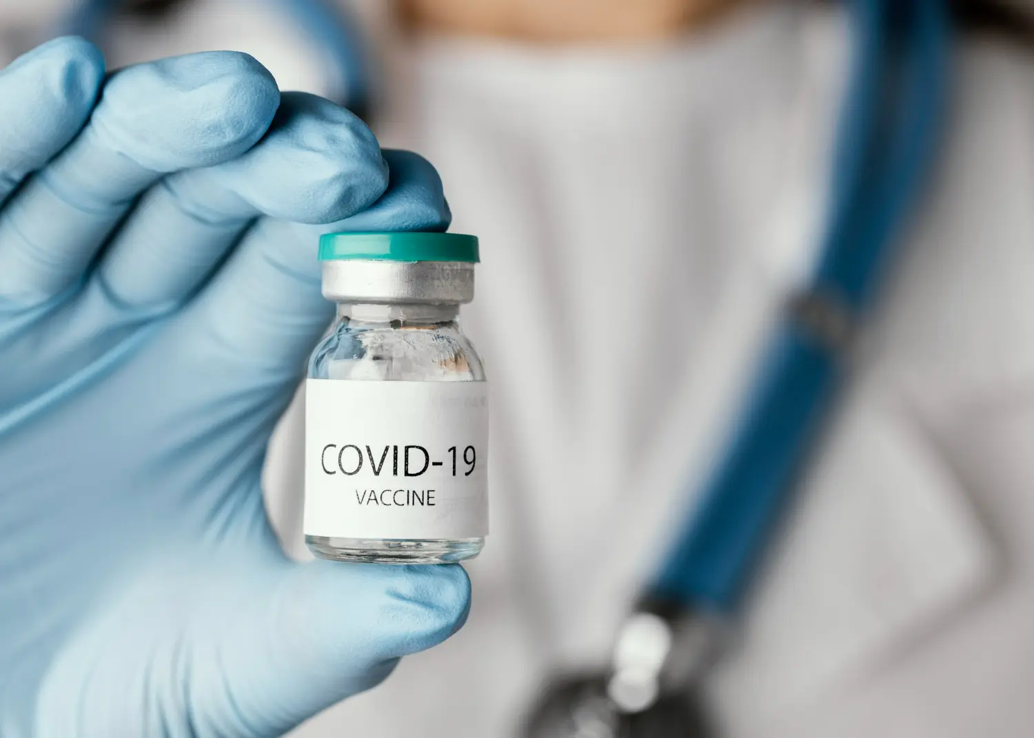 medico con frasco de la vacunda del covid
