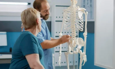 medico ilustra protusión discal a paciente