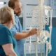 medico ilustra protusión discal a paciente