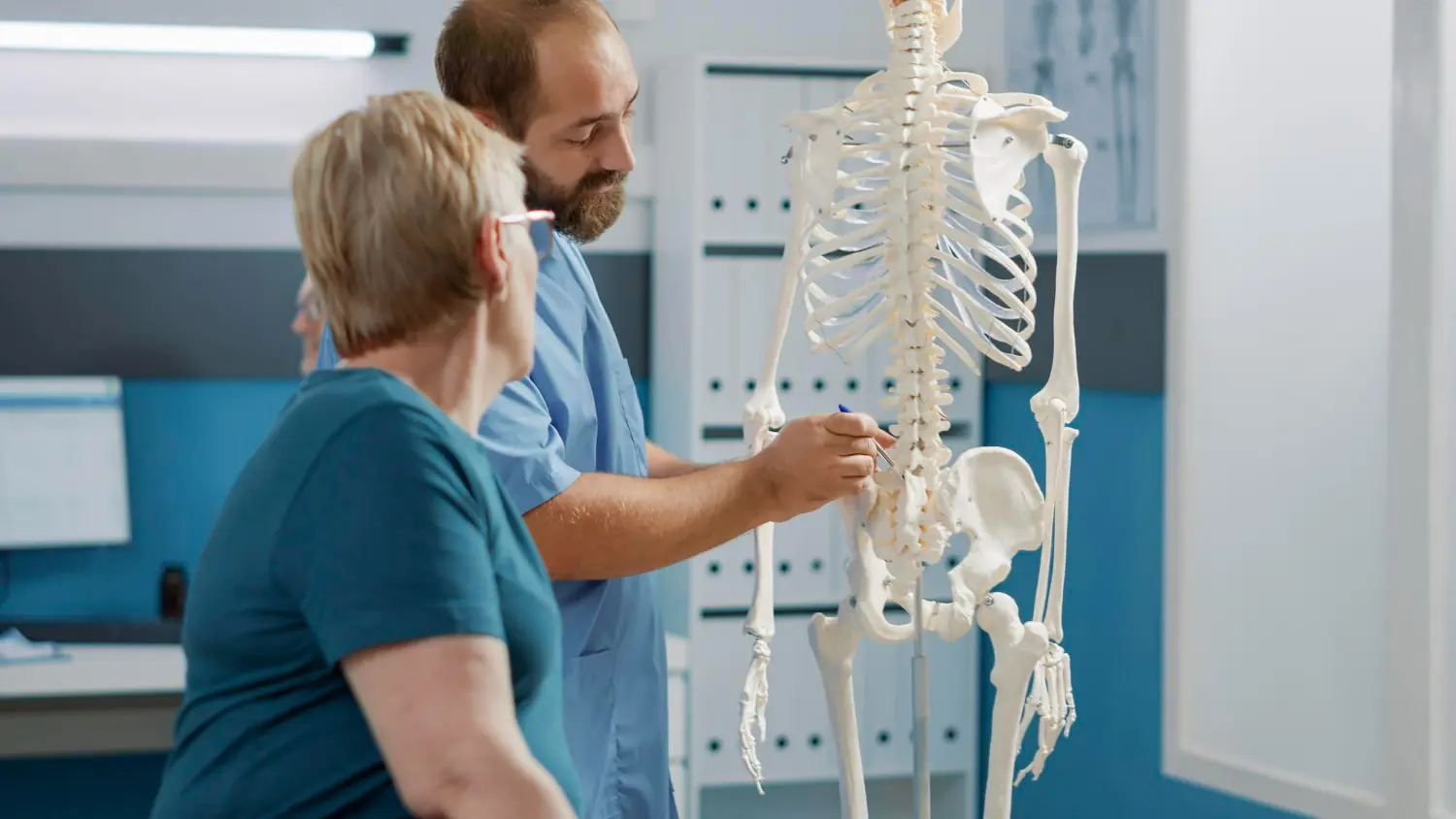 medico ilustra protusión discal a paciente