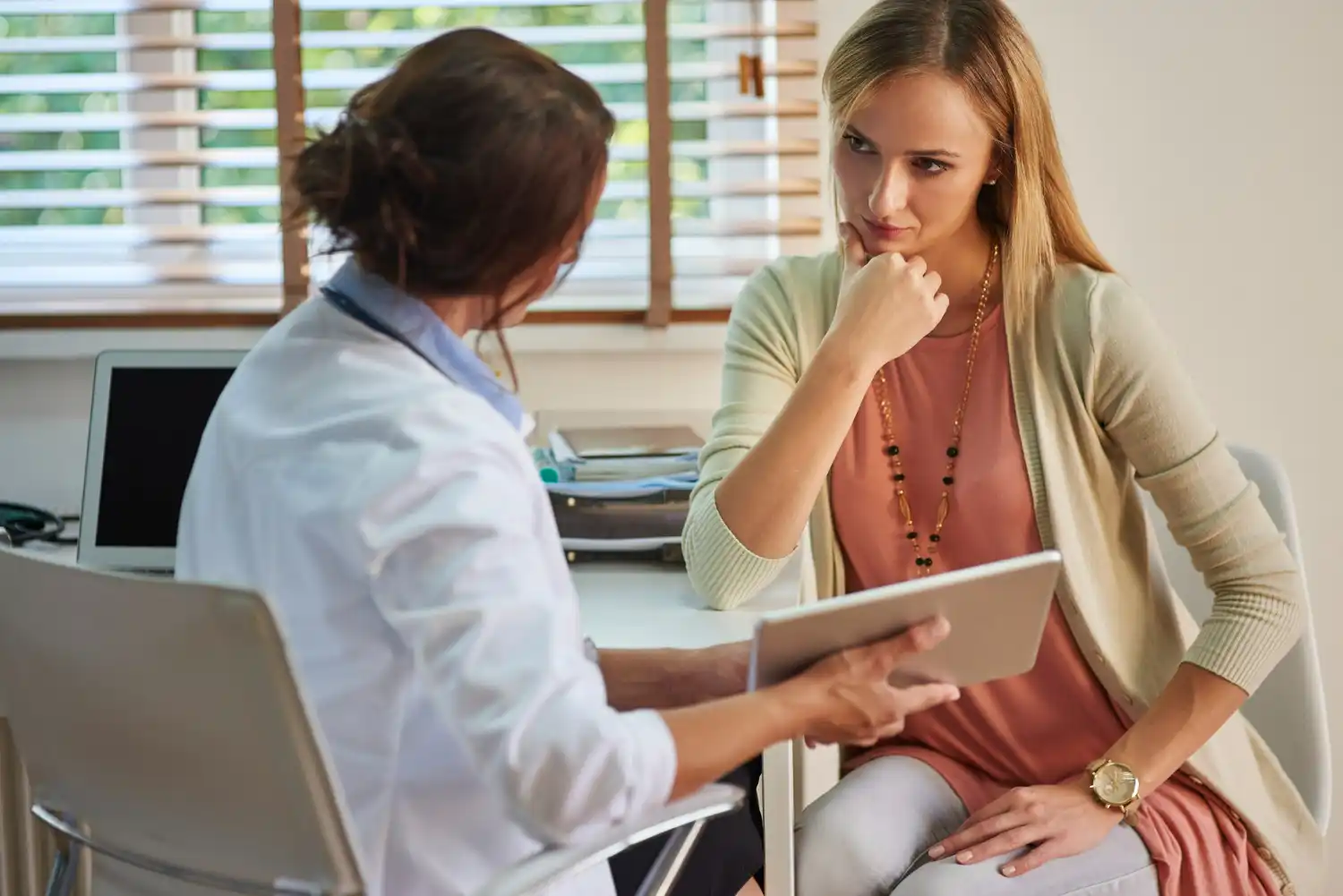 medico informa paciente de fibromialgia