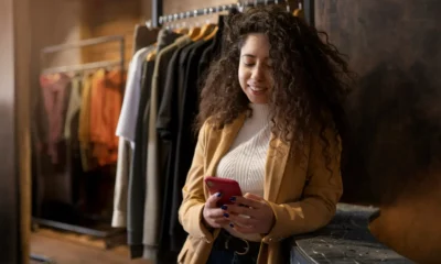 mujer comprando de pies en Shein