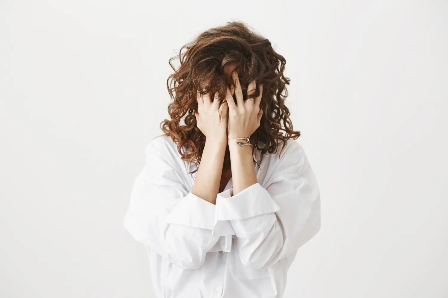 mujer con ansiedad se tapa la cara