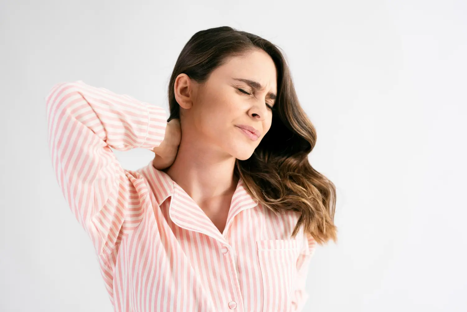 mujer con cervicales se toca cuello