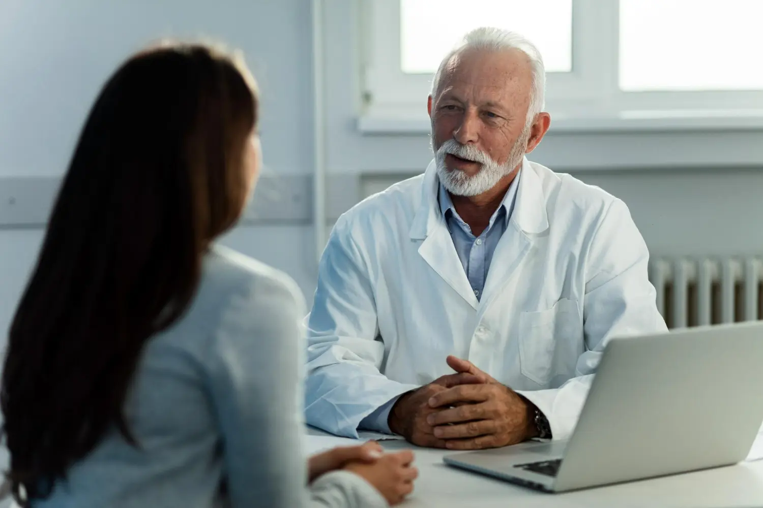 mujer con doctor del tribunal médico