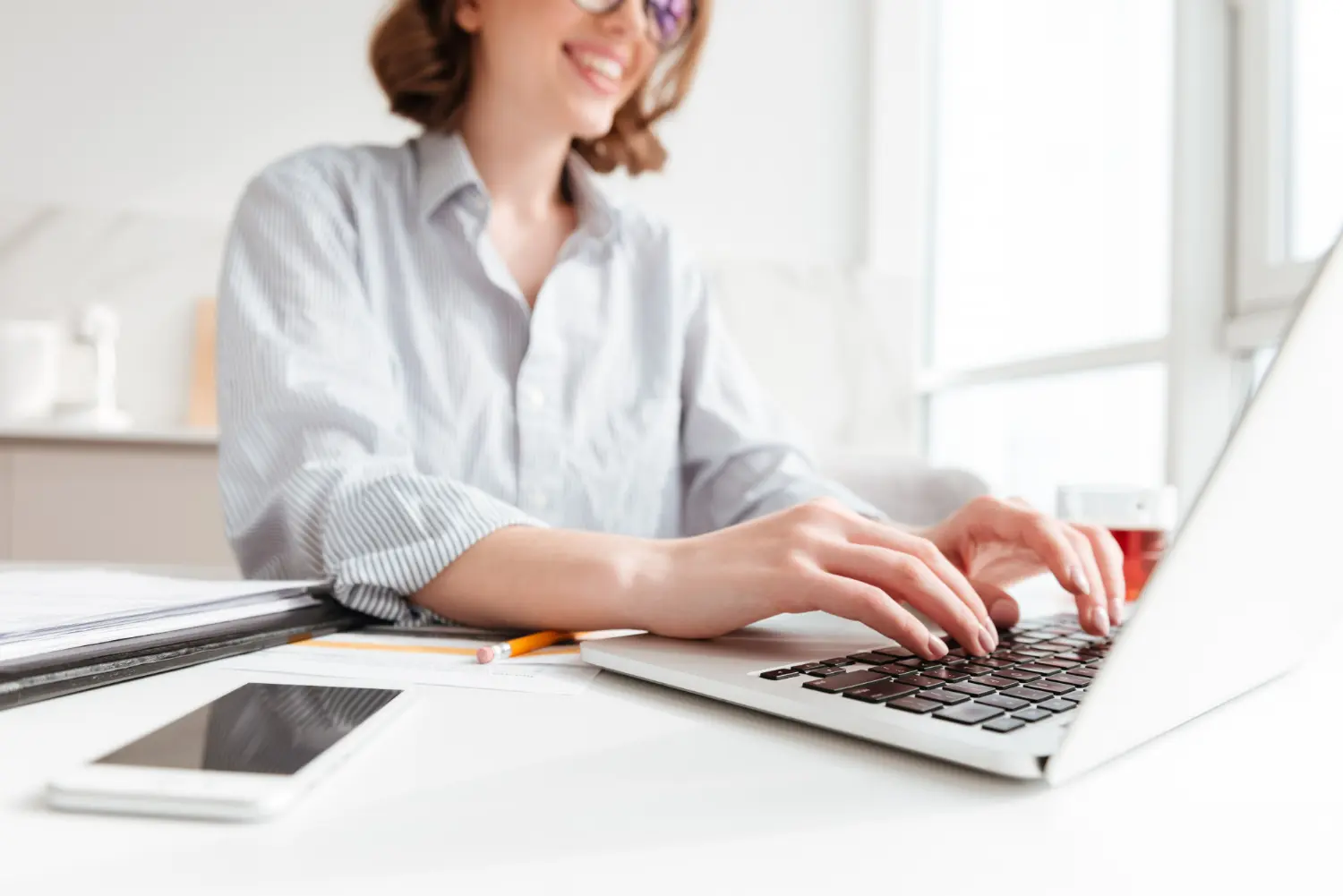 mujer enviando un correo desde el pc