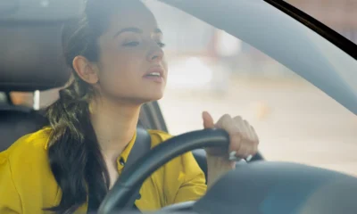 mujer intenta a conducir un coche mira palante