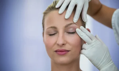 mujer le hacen blefaroplastia sin operar