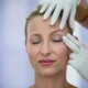 mujer le hacen blefaroplastia sin operar