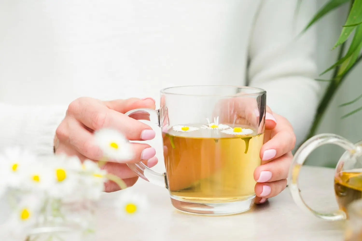 mujer tomando una Manzanilla con anis