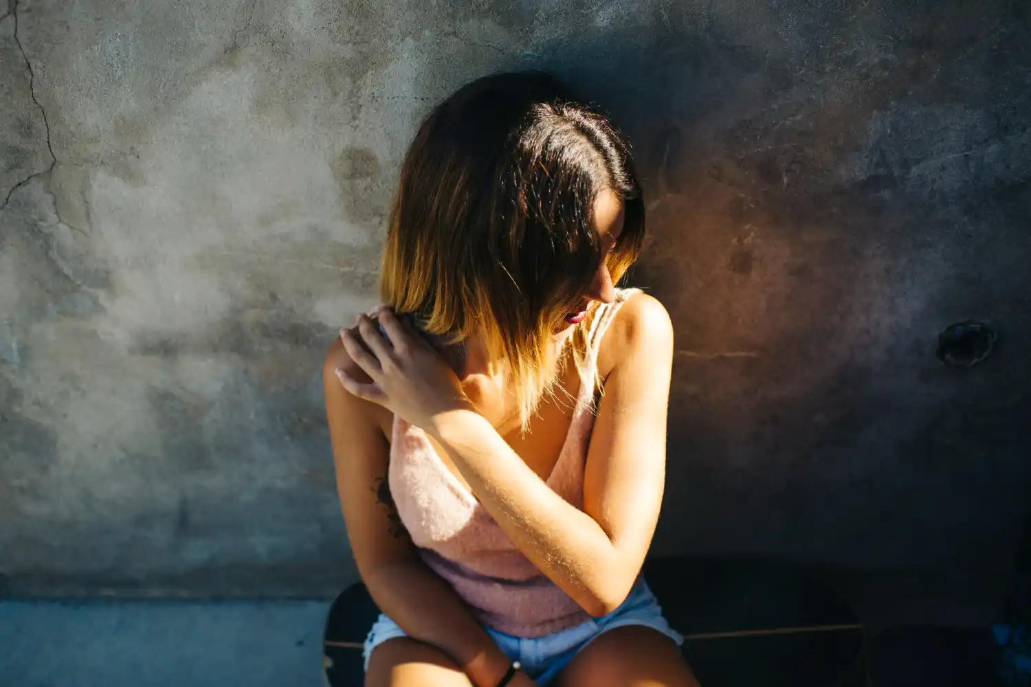 mujer violada se tapa con miedo