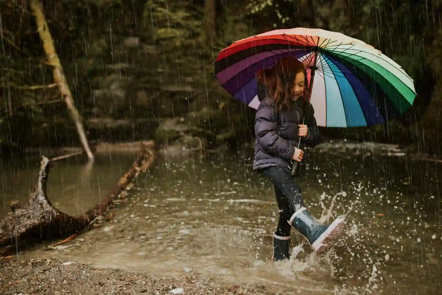 niña juega con lluvia