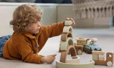 niño que juega en el suelo