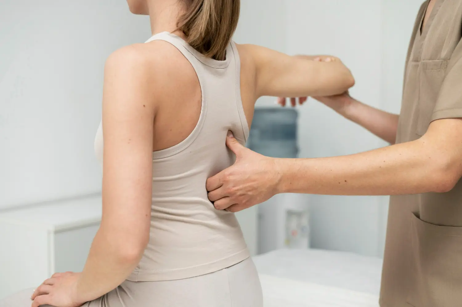 osteopata corrige escoliosis en una chica adulta